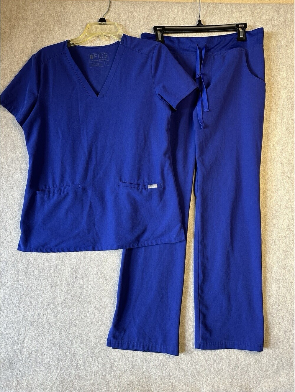 FIGS Women Scrub Set Small Casma Three-Pocket Top Kade Cargo Pants Blue